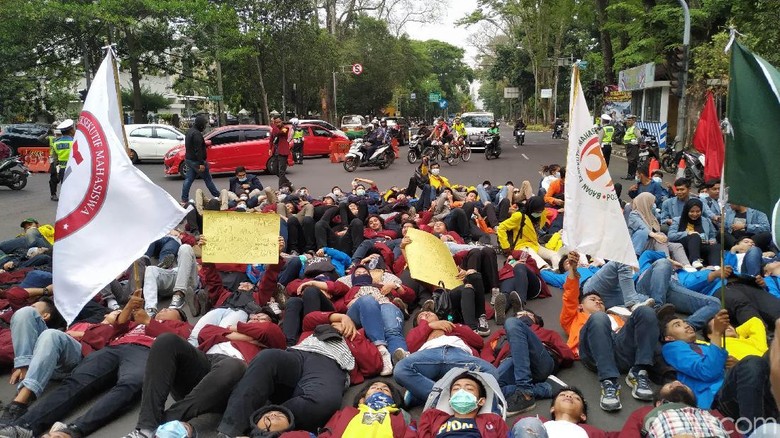 Mahasiswa Bandung Tuntut Pengusutan Kematian Pedemo dan Konflik Papua Mahasiswa Bandung Tuntut Pengusutan Kematian Pedemo dan Konflik Papua