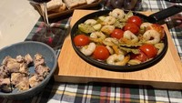  Menu makan malam Chungha yang satu ini bikin ngiler! Ada aneka udang dengan tambahan tomat dan sayur, kemudian ada anggur, roti, hingga wine. Foto: Instagram @chungha_official