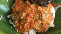 Biasanya penjual pecel letok menyediakan lauk tambahan seperti kerupuk, tempe goreng, telur hingga paru goreng serta aneka sate lainnya. Foto : Instagram @edozaz8315