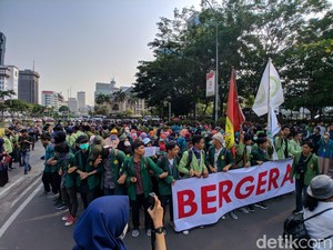 Massa BEM SI Aksi di Patung Kuda, Bentangkan Spanduk Bergerak