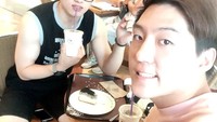Bersama seorang temannya, Kim asyik hangout di sebuah kafe. Dengan santai, keduanya memesan segelas minuman dingin dan sepotong cake.  Foto: instagram @jaehan9192