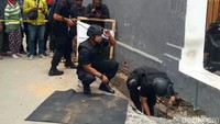Sebanyak 119 butir peluru aktif ditemukan berserakan di proyek selokan Kota Yogyakarta. Peluru-peluru tersebut diduga berjenis FN.