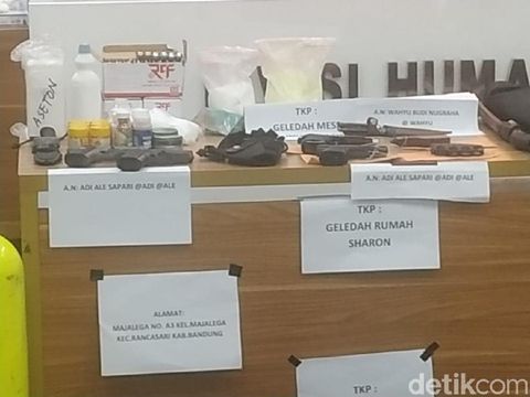 Polisi menunjukkan barang bukti dari tiga terduga teroris. Barang bukti didapat dari empat lokasi