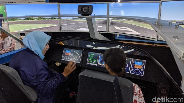 Mencoba simulator pesawat R80 (detikINET/Agus Tri Haryanto) Mencoba simulator pesawat R80 (detikINET/Agus Tri Haryanto)