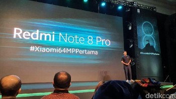 Redmi Note 8 Pro adalah versi yang lebih tinggi dan didapuk sebagai ponsel pertama dengan resolusi 64 megapixel di Indonesia. Dengan ukuran tersebut membuat foto dapat dicetak dengan tinggi sampai 3,26 meter. Ia turut dibekali lensa ultra-lebar 8MP dengan area pandang sampai 120 derajat, lensa makro 2MP, dan sensor kedalaman 2MP. Foto: Adi Fida Rahman/detikinet