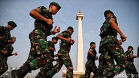 Anggota TNI mengikuti Apel pengamanan pelantikan presiden di Monas, Jakarta, Kamis (17/10).