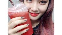 Sehabis jalankan berbagai aktivitas, Chungha pilih minuman dingin segar rasa strawberry yag disukainya. Foto: Instagram @chungha_official