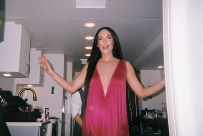 Pada sejumlah penampilannya saat konser, tampak Kacey memiliki busana-busana seduktif. Ia kerap tampil dengan dress mini atau busana dengan belahan dada rendah. Foto: Instagram