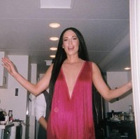 Pada sejumlah penampilannya saat konser, tampak Kacey memiliki busana-busana seduktif. Ia kerap tampil dengan dress mini atau busana dengan belahan dada rendah. Foto: Instagram