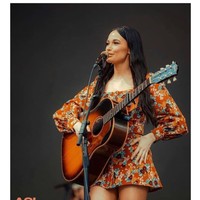 Inilah penampilan Kacey di ACL Music Festival. Wanita yang sering dibilang mirip Katy Perry itu mengenakan dress floral mini.  Foto: Instagram