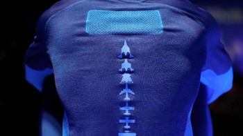 Penampakan bagian belakang kostum angkasa Under Armour. Foto: Reuters
