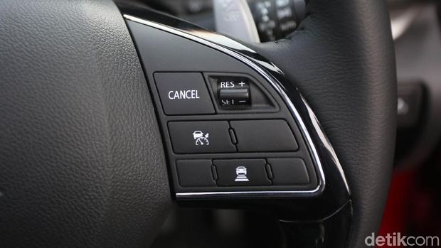 Tombol untuk mengatur cruise control