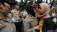 Seorang mahasiswa nampak berpelukan dengan salah seorang polwan yang bersiaga mengamankan aksi massa Badan Eksekutif Mahasiswa Seluruh Indonesia (BEM SI) di kawasan Jakarta Pusat, Kamis (17/10/2019).