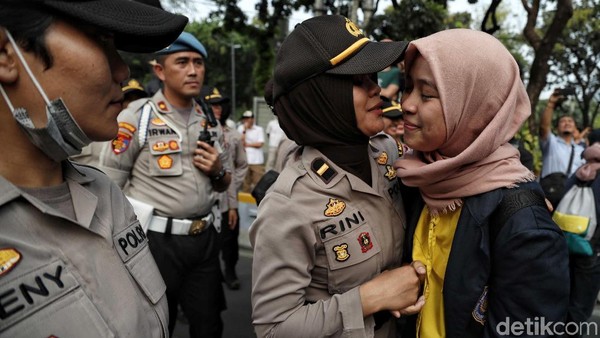 Pelukan Massa Mahasiswa dan Polwan Tutup Aksi Tagih Perppu KPK