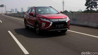 Berdasarkan data wholesales (distribusi pabrik ke dealer) Gaikindo, Mitsubishi Eclipse Cross tercatat nihil penjualan pada Januari 2022. Catatan penjualan 0 unit Mitsubishi Eclipse Cross itu sudah terjadi sejak Juli 2021. Jika dibandingkan dari tahun ke tahun, Eclipse Cross memang mengalami penurunan. Misalnya pada saat tahun peluncuran 2019 lalu, mobil ini terdistribusi 514 unit, lalu turun ke 243 pada 2020. Sedangkan tahun berikutnya, Eclipse Cross hanya terkirim 172 unit. Foto: Agung Pambudhy