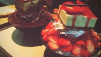 Es serut ala Korea yang biasa disebut bingsu jadi camilan favorit Kim. Ada dua mangkuk bingsu, satu mangkuk dengan rasa cokelat, satu mangkuk lagi rasa strawberry. Duh bikin ngiler! Foto: instagram @jaehan9192