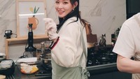 Begini cantik dan kerennya Chungha saat tengah masak di dalam dapur. Kira-kira makanan apa yang sedang dibuatnya ya? Foto: Instagram @chungha_official
