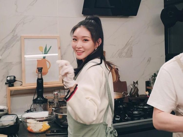Duet Bareng Rich Brian, Chungha Tampil Kece Saat Masak!