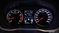 SUV ini turut dilengkapi dengan fitur-fitur terbaik, seperti Power Panoramic Sunroof, Head up Display, Touch Pad Controller, serta sistem keamanan mumpuni seperti Forward Collision Mitigation System (FCM), Adaptive Cruise Control (ACC), Automatic High Beam (AHB), dan lain-lain. Foto: Agung Pambudhy