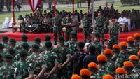 Panglima TNI Marsekal TNI Hadi Tjahjanto memimpin apel gabungan pengamanan pelantikan Presiden dan Wakil Presiden. Dalam amanatnya kepada personel TNI-Polri, Hadi menekankan marwah dan nama baik NKRI dipertaruhkan dalam pelantikan presiden dan wakil presiden.