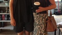 Berfoto dengan fansnya, Aniston kelihatan super ramah. Terlihat ia membawa cup kopi ukuran besar di tangannya. Foto: Instagram anistoncraze