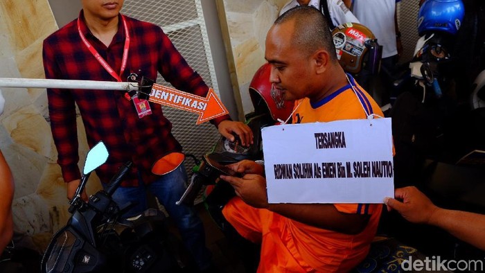 Rekonstruksi pembunuhan psk online di karawang