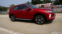 Tampilan Eclipse Cross mengusung wajah Dynamic Shield khas Mitsubishi Motors. Lampu belakang mengadopsi desain Tailgate Window bergaya coupé sehingga kaca belakang seperti terbagi dua. Mobil ini juga dilengkapi Power Panoramic Sunroof dengan double sunroof yang dapat terbuka keluar. Masing-masing shade dari sunroof dapat dioperasikan secara terpisah. Sementara untuk interiornya, ECLIPSE CROSS didesain untuk memberikan kenyaman bagi pengemudi maupun penumpang dengan tempat duduk yang di cover dengan genuine leather berwarna hitam. Foto: Agung Pambudhy
