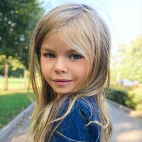 Alina terjun ke dunia modeling sejak balita, tepatnya saat usianya empat tahun. Dia banyak membintangi iklan produk bayi dan anak. Foto: Instagram/@alina_yakupova_official