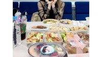 Terus dapat kiriman makanan dari para penggemarnya. Kali ini Chungha berpose dengan aneka makanan enak, mulai dari makanan utama hingga salad buah. Foto: Instagram @chungha_official