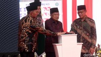 Wakil Presiden Jusuf Kalla (JK) menghadiri acara pembangunan Masjid At-Tanwir PP Muhammadiyah di Jakarta, Kamis (17/10/2019).