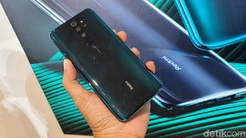 Redmi Note 8 Pro punya sensor sidik jari di belakang. Tersedia pula audio jack standar 3,5 mm, infrared, USB Type C, Bluetooth 5.0 dan NFC. Xiaomi menyediakan pilihan warna Mineral Gray, Pearl White dan Forest Green. Foto: Adi Fida Rahman/detikinet
