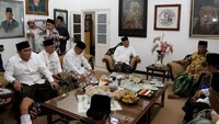 Kunjungan pertama Kiai Said bersama para pengurus PBNU adalah ziarahnya ke makam pendiri NU, KH. Hasyim Asyari yang berada di Pondok Pesantren Tebuireng, Jombang. Mereka memimpin membaca tahlil di depan makam Kiai Hasyim dan diikuti oleh ribuan santri Tebuireng. Perjalanan spiritual yang dilakukan oleh PBNU ini adalah dalam rangka menyambut Hari Santri Nasional yang akan diperingati pada 22 Oktober mendatang. Foto: dok. PBNU