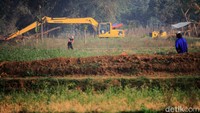 Para petani tengah menggerap kebon saat alat berat menggusur lahan untuk pembangunan Jalan Lingkar Majalaya.