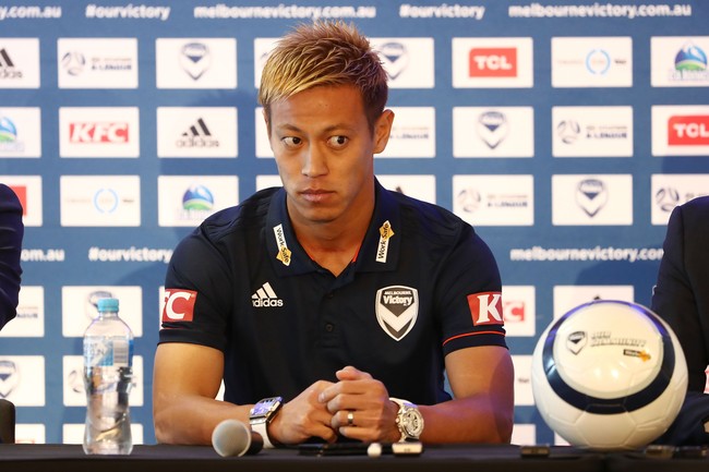 Selain Maradona, ada lagi pesepakbola yang suka memakai dua arloji. Dialah Keisuka Honda, mantan pemain AC Milan yang kini bergabung dengan skuad Melbourne Victory. (Foto: Getty Images)