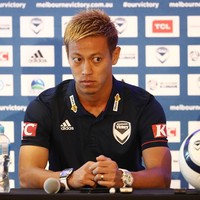 Selain Maradona, ada lagi pesepakbola yang suka memakai dua arloji. Dialah Keisuka Honda, mantan pemain AC Milan yang kini bergabung dengan skuad Melbourne Victory. (Foto: Getty Images)