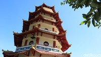 Pagoda tingkat tujuh yang jadi ikon vihara. Pagoda yang didominasi warna merah ini tampak dari kejauhan (Randy/detikcom)