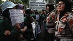 Pelukan Massa Mahasiswa dan Polwan Tutup Aksi Tagih Perppu KPK