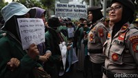 Pantauan detikcom, Kamis (17/10/2019), sejumlah polwan membentuk barikade mengawal massa aksi. Barisan depan massa yang awalnya diisi oleh laki-laki pun kemudian diganti mahasiswa perempuan.
