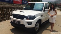 Mahindra Scorpio Pikup hadir dengan standar sistem Micro Hybrid - Sistem Stop Start yang membantu menghemat hampir 5 persen bahan bakar. Klaim pabrikan, bisa meraih konsumsi bahan bakar sekitar 11,2 km/liter.