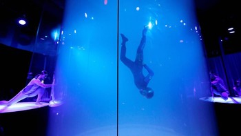 Perkenalan kostum itu dilakukan dengan atraksi di gravitasi nol. Foto: Reuters