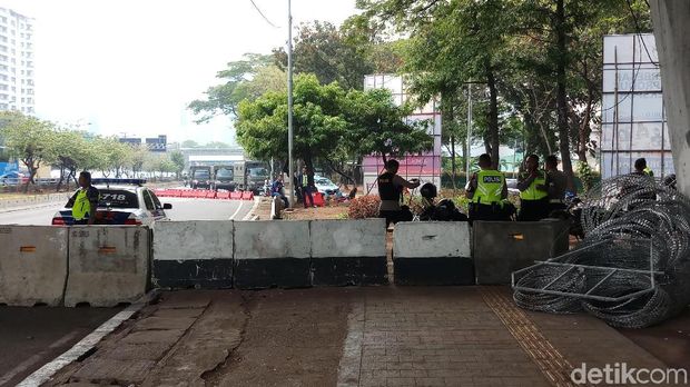 Lalin Ditutup, Polisi Berjaga di Depan DPR Antisipasi Demo