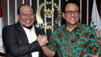 Ketua DPD RI La Nyalla Mattalitti nampak melakukan salam komando bersama mantan Ketua DPD RI Irman Gusman saat bertemu di Jakarta, Kamis (17/10/2019).