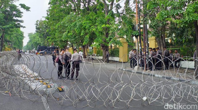 Jalan Depan PN Surabaya Ditutup Jelang Sidang Vonis Gus Nur Jalan Depan PN Surabaya Ditutup Jelang Sidang Vonis Gus Nur