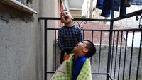 Mewakili kebahagiaan, Lensa Verde Mashad asal Suriah yang berusia 16 tahun mengambil gambar dua orang saudara laki-laki yang tengah tertawa di balkon. Istimewa/UNICEF/Mashad.