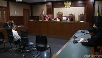 Hakim menilai dakwaan penuntut umum telah disusun secara cermat dan lengkap. Dakwaan penuntut umum dinilai hakim telah menguraikan peran terdakwa Habil Marati membantu pembelian senjata api dan peluru.