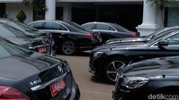 Deretan sedan mewah disiapkan untuk para tamu negara yang bakal hadir di pelantikan Presiden dan Wakil Presiden terpilih 20 Oktober mendatang. Tampak berjejer 18 sedan Jerman merek Mercedes-Benz model S 450 L dan E 300 bakal menjadi angkutan bagi tamu negara.