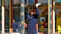 Di Ibukotanya, Thimpu, jalan paling sibuk akan diatur oleh seorang polisi. Polisi tersebut akan memberikan arahan jalan dengan gerakan tangan dan gaya yang flamboyan selama 24 jam. (Chris Dwyer/BBC)