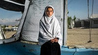 Bocah asal Afghanistan bernama Kayenat tampak duduk di ruang kelas disebuah kamp pengungsian yang didirikan UNICEF. Sekitar 60 persen anak-anak perempuan di Afghanistan tidak bersekolah. Istimewa/UNICEF/Kokic.