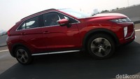 Torsinya cukup besar, dari bawah tendangan tenaganya sangat terasa, cocok dipakai di jalanan ibu kota. Saat ingin bermain dengan paddle shift, perpindahan giginya smooth dan malah tidak terasa sampai 8 speed.