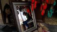 Sebuah cermin menangkap perajin sepatu tradisional dalam tema refleksi. Foto tersebut diambil oleh siswa asal Turki berusia 16 tahun bernama Zehra Oguz. Istimewa/UNICEF/Oguz.